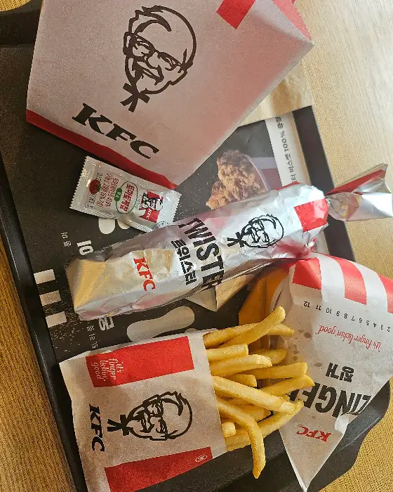 KFC 오리지널 치킨, 감자튀김, 징거버거 세트