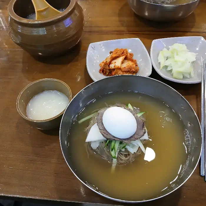평양냉면 한 그릇과 곁들임 반찬
