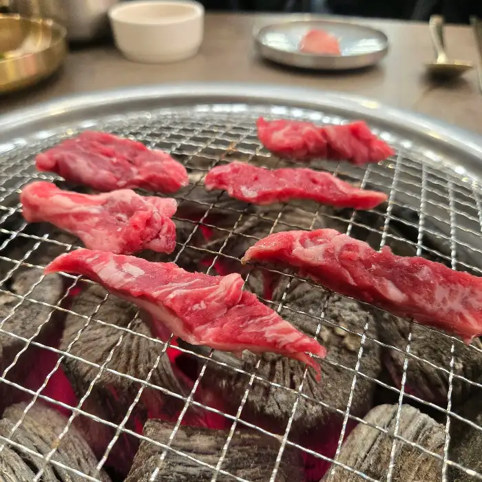 숯불 위에서 구워지는 소갈비