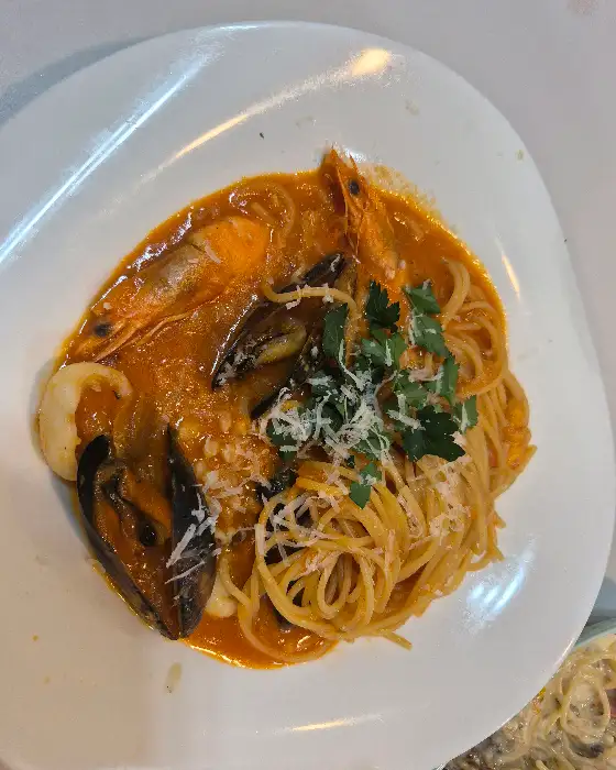 푸짐한 해산물이 올라간 토마토 파스타