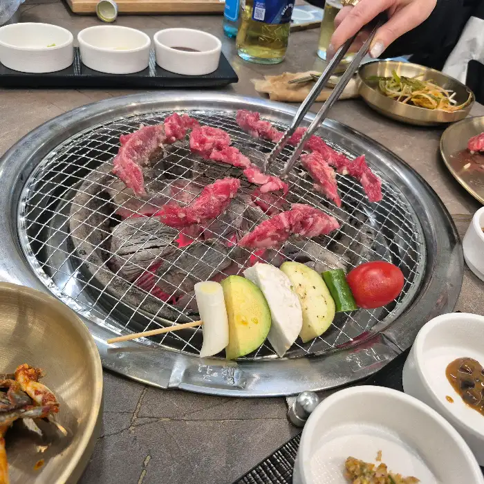 익어가는 고기와 곁들임 야채