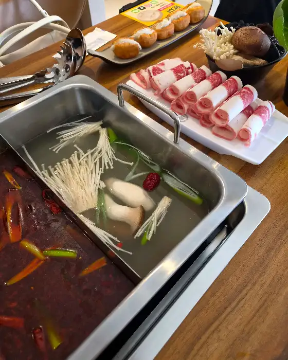 훠궈 냄비와 신선한 재료 준비 모습