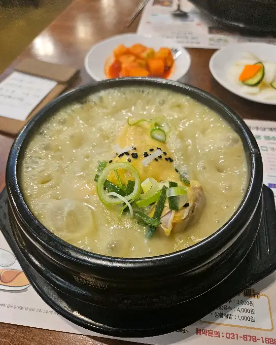 테이블 위에 놓인 삼계탕과 반찬들
