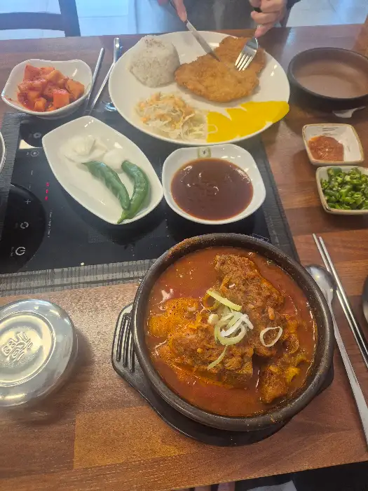 돈까스와 뼈해장국 한상차림