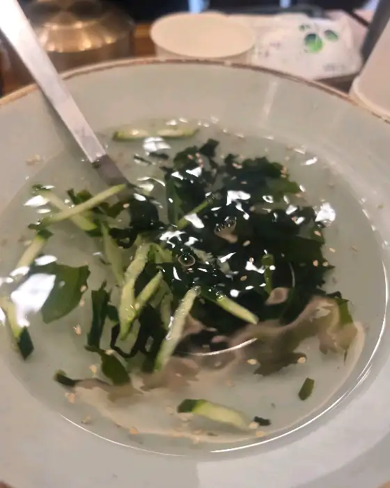 정갈하게 차려진 밑반찬과 함께 나온 시원한 국물 요리