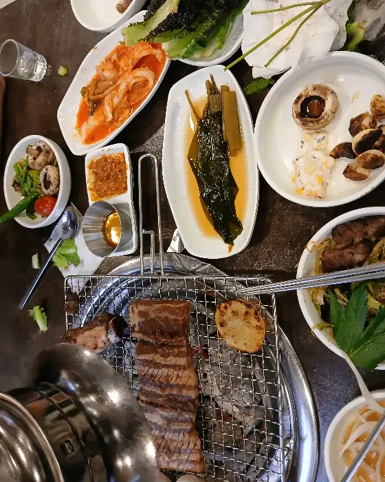 숯불 위에 맛있게 구워지고 있는 갈비와 버섯, 방울토마토