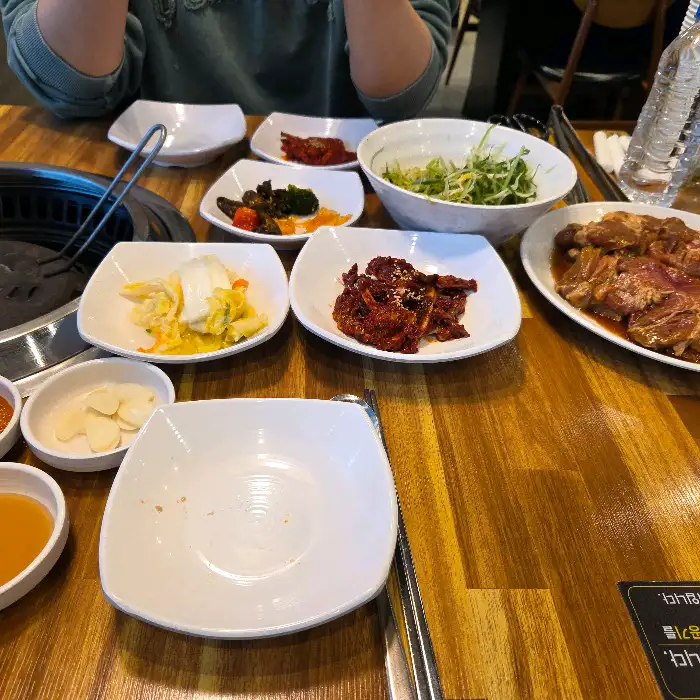 솔가숯불갈비 익산직영점의 푸짐한 밑반찬
