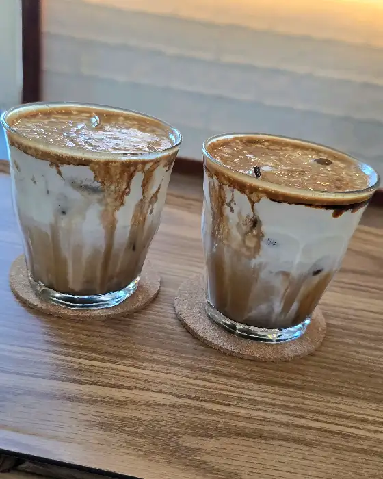 투명 컵에 담긴 옥수수 크림 라떼 두 잔