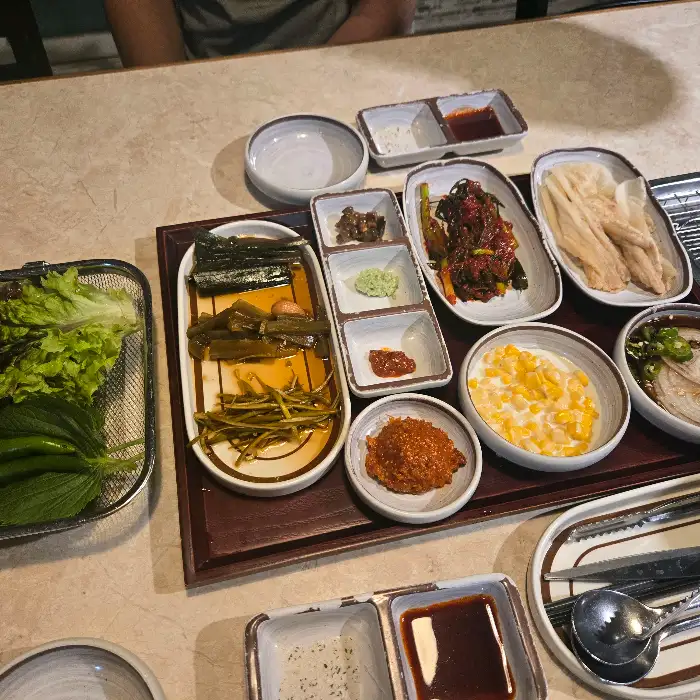 다양한 밑반찬이 가지런히 놓여 있는 모습