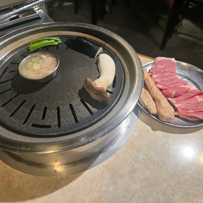 다양한 밑반찬과 쌈채소가 준비된 모습