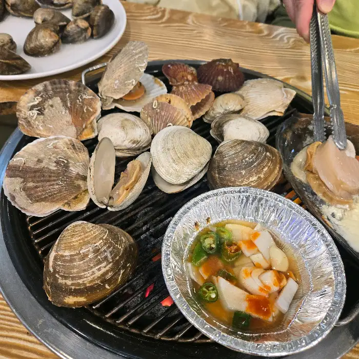 푸짐한 바지락이 들어간 칼국수 모습