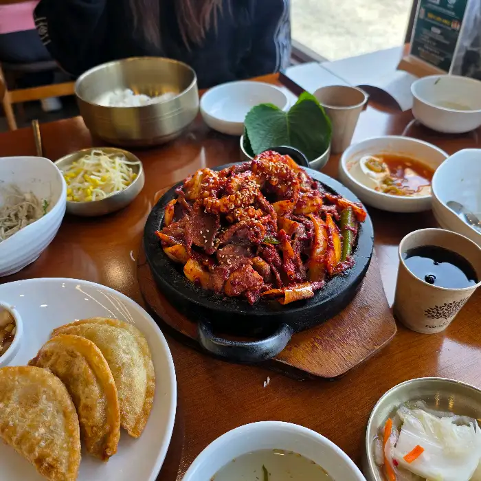 돌판 낙지볶음과 곁들임 메뉴