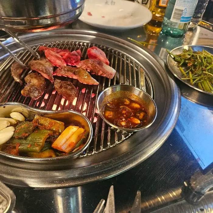 잘 익은 고기와 곁들임 반찬