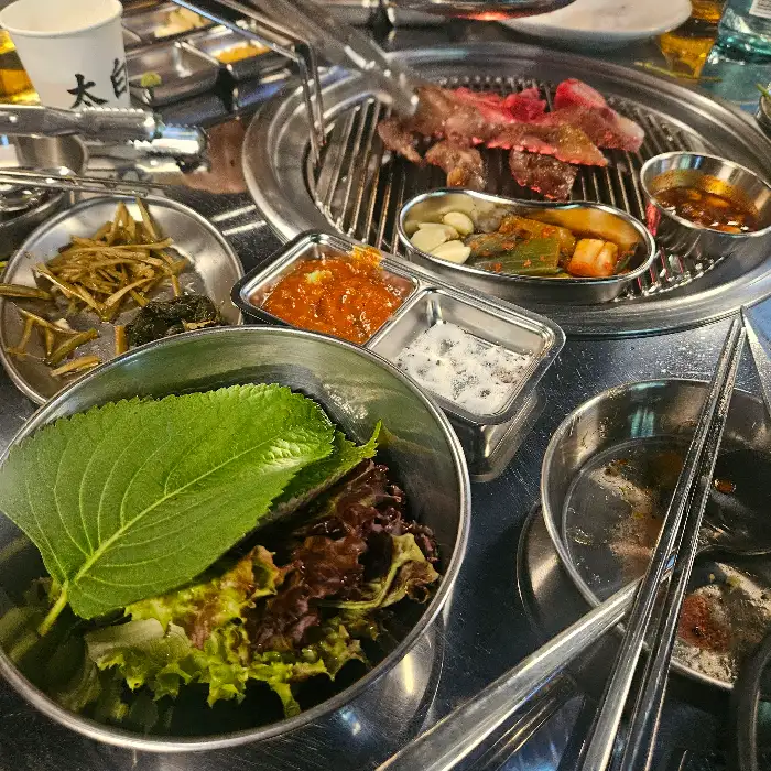 푸짐한 쌈 채소와 곁들임