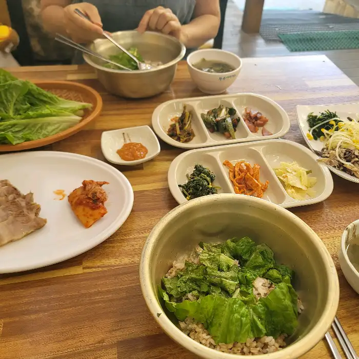먹음직스럽게 비벼진 산채비빔밥