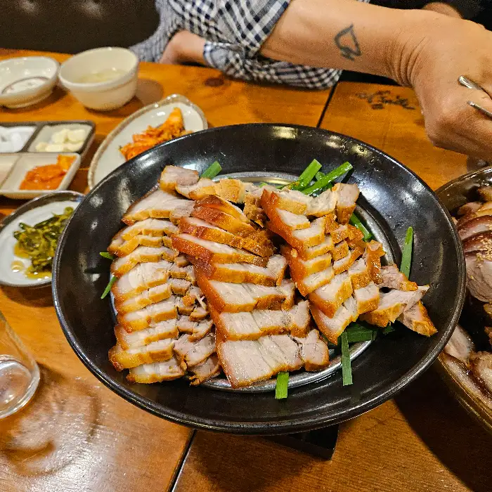 윤기가 흐르는 족발