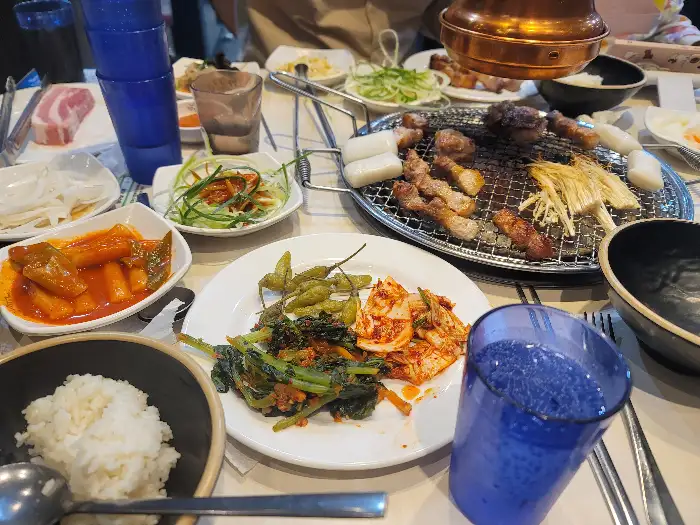상추쌈과 밥, 그리고 곁들임 반찬들