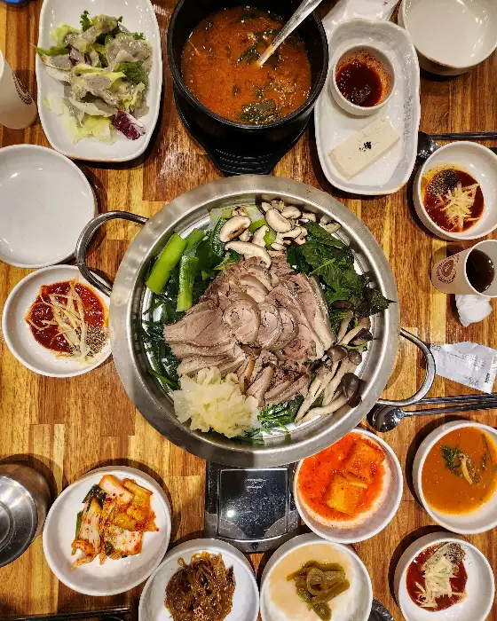 흑염소 모듬 수육 한 상차림