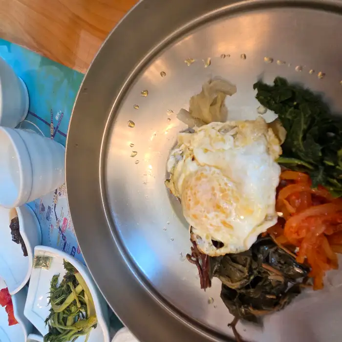 산채 비빔밥에 올라간 계란 프라이