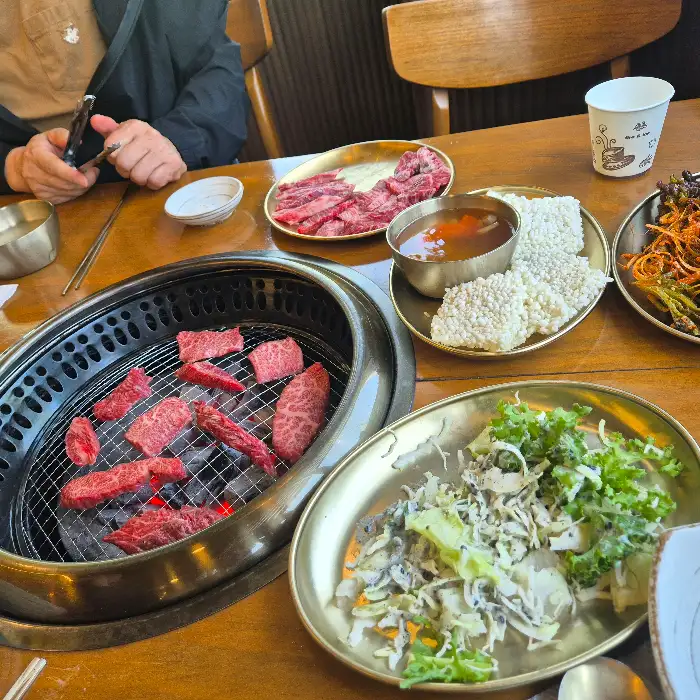 다양한 음식이 준비된 테이블