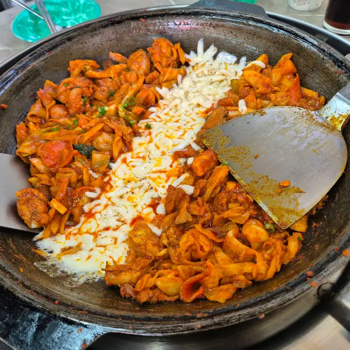 치즈가 녹아내리는 닭갈비