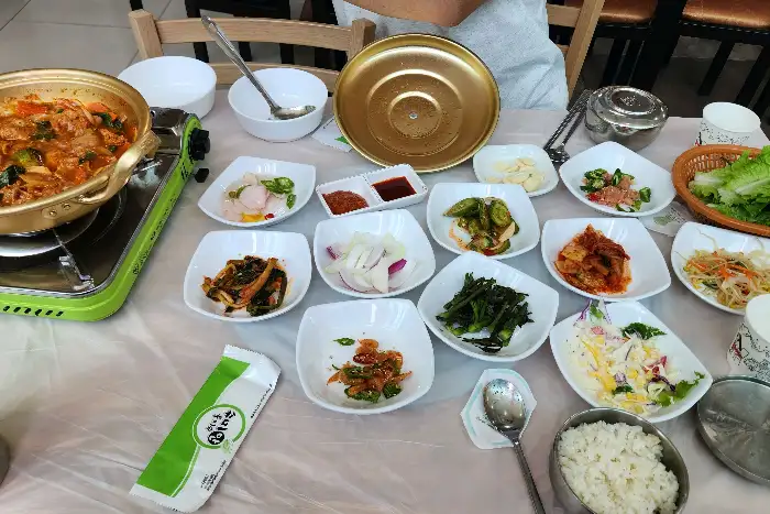 다양한 반찬이 놓인 식탁