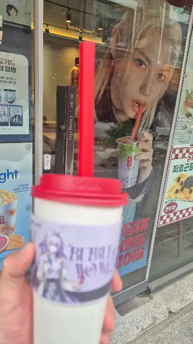 스트레이 키즈 멤버 필릭스가 그려진 컵