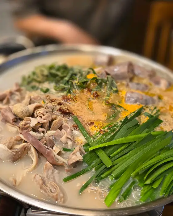 특 돼지국밥의 푸짐한 고기 양