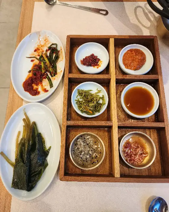 정갈하게 담긴 곁들임 반찬들