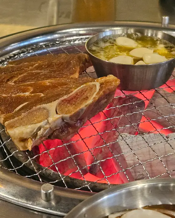 잘 익은 돼지갈비와 곁들여 먹는 마늘 소스