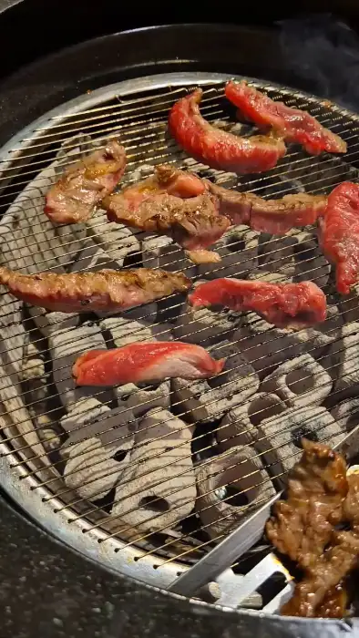 숯불 위에서 지글지글 익어가는 갈비살