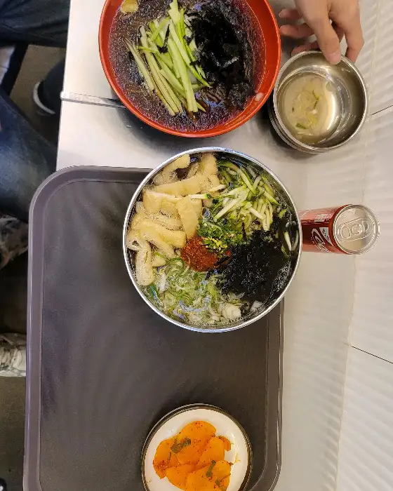 수유리우동집 외대점의 먹음직스러운 얼큰우동과 떡볶이. 푸짐한 양과 맛으로 가성비를 자랑합니다.