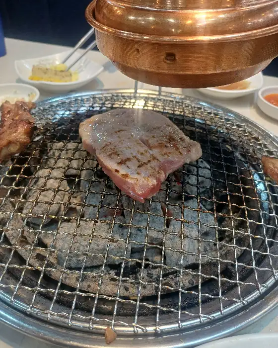 두툼한 삼겹살 덩어리