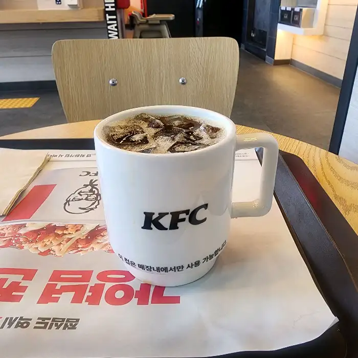 KFC 로고가 새겨진 머그잔에 담긴 아이스 아메리카노