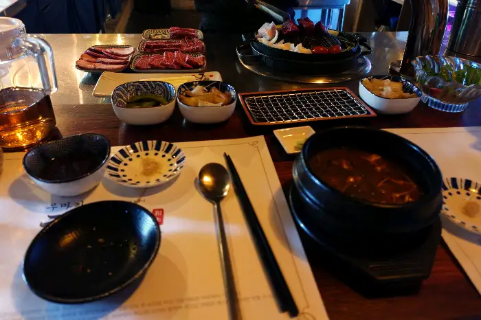 테이블 위에 차려진 식사 모습
