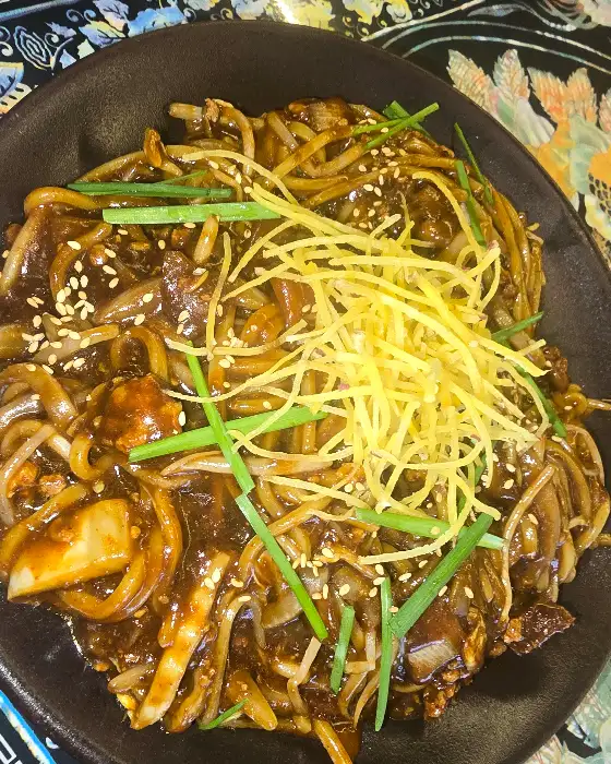 푸짐한 해산물이 올라간 짬뽕