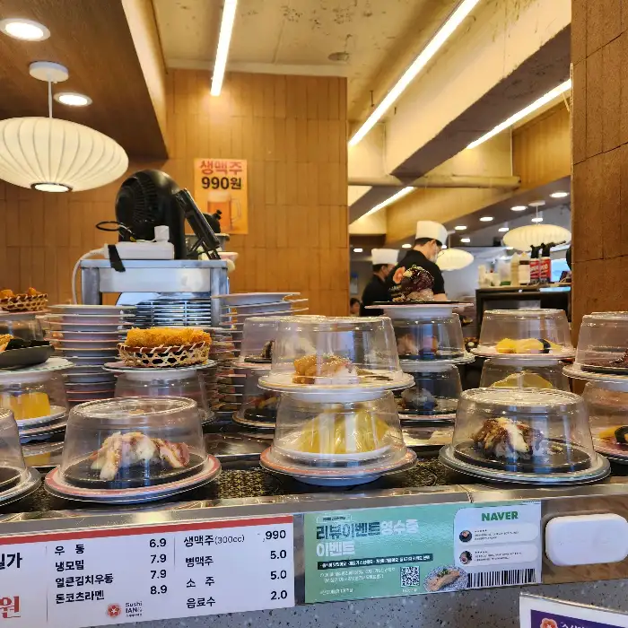 회전 초밥이 진열된 모습.