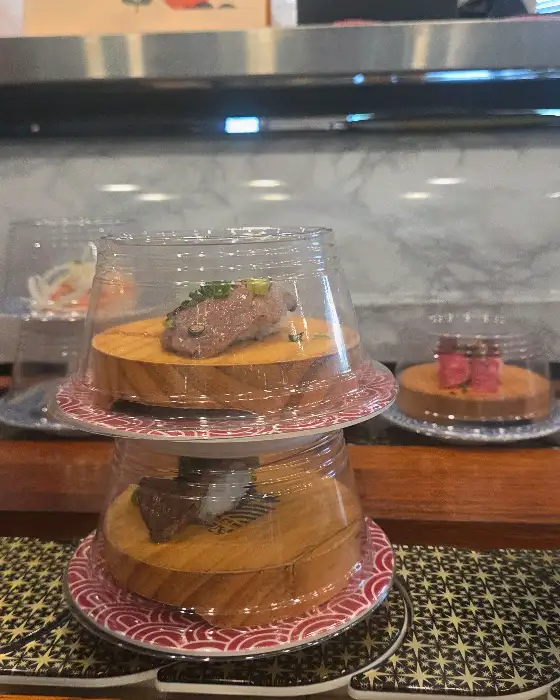 진열된 소고기 초밥