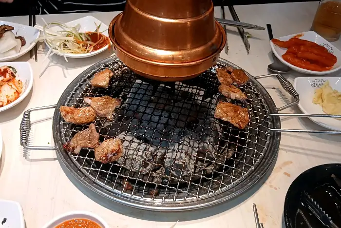 잘 구워진 삼겹살 조각들