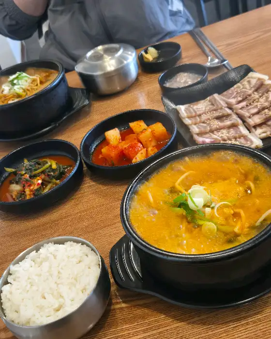푸짐하게 차려진 식사 상
