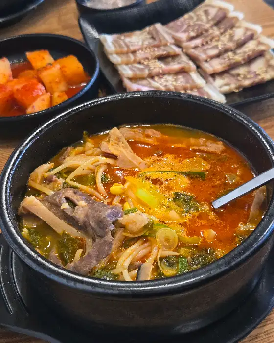 푸짐한 건더기가 돋보이는 순대국