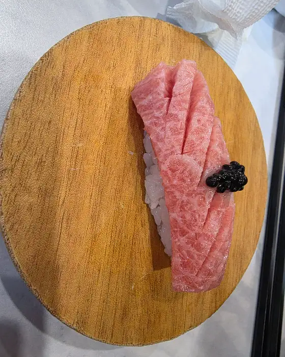두툼한 참치 초밥