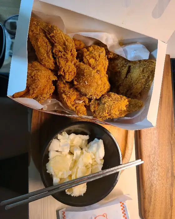 푸짐하게 담긴 치킨 박스