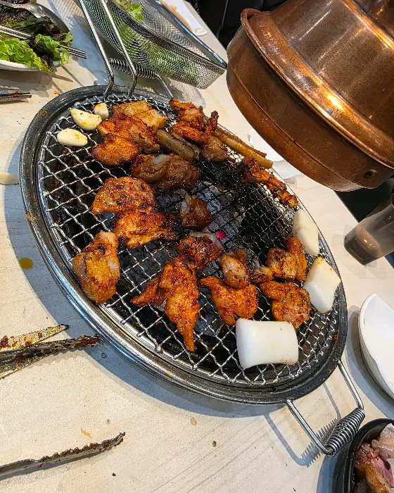 다양한 종류의 튀김과 떡볶이