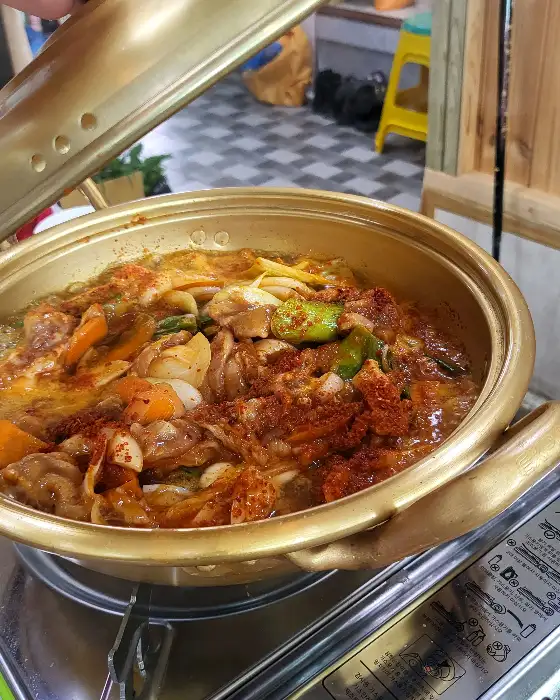 끓고 있는 김치찌개