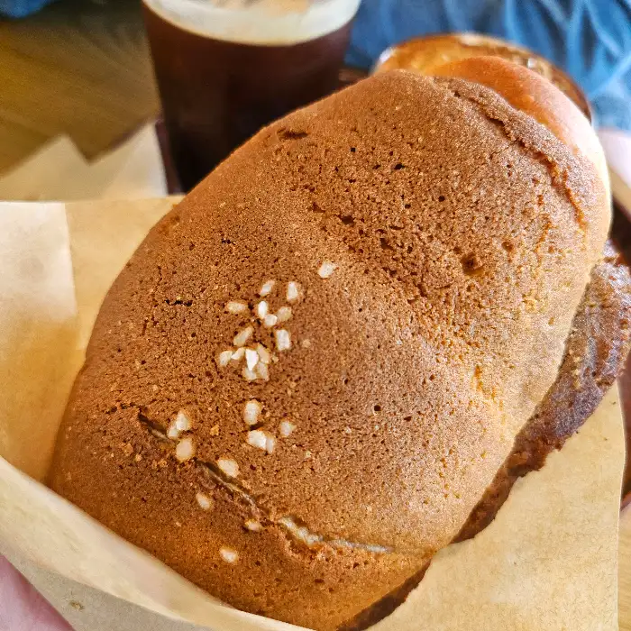 커피 소금빵 클로즈업 사진
