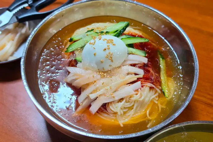 물밀면 확대 모습