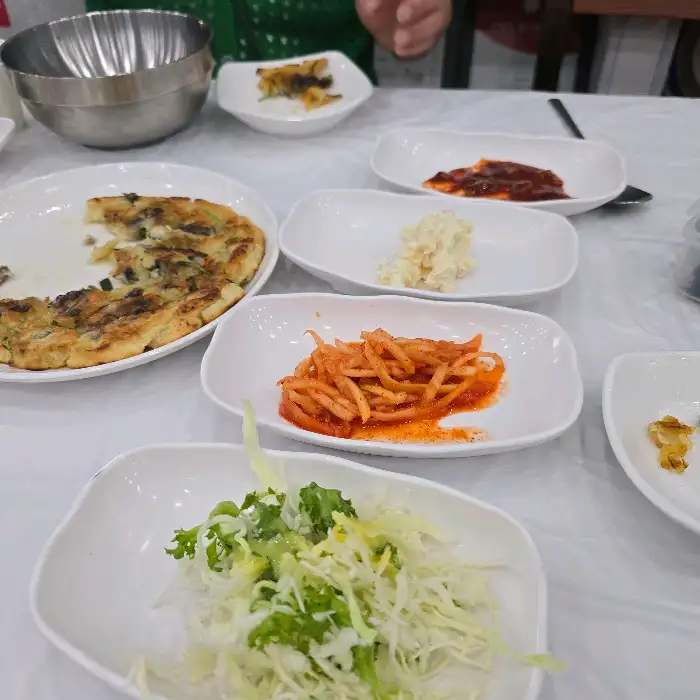 식탁에 차려진 음식들