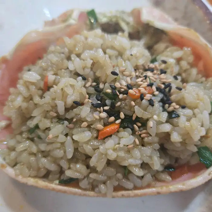 게딱지에 담겨 나온 볶음밥