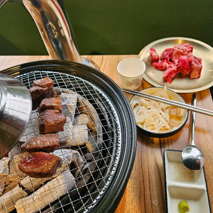 담가화로구이 숯불 위에서 구워지는 신선한 소고기